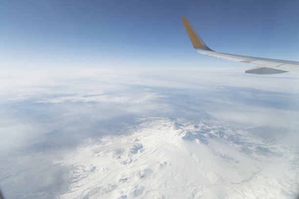 飞机上航拍雪山