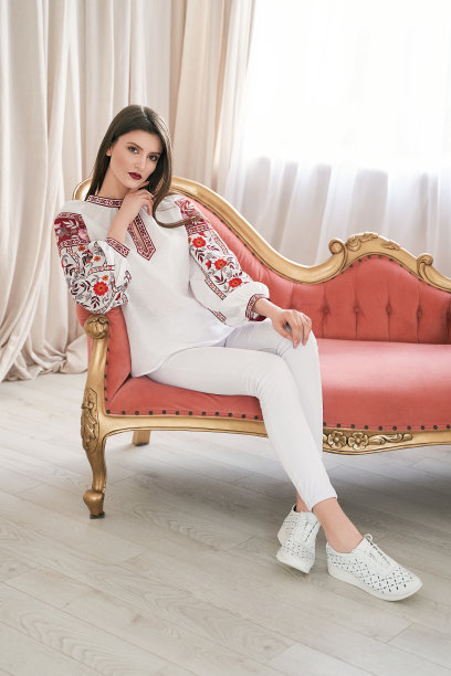 红衣图案优雅美人