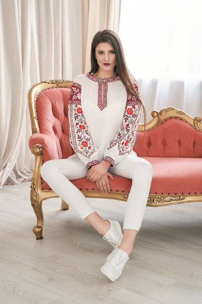 红衣图案优雅美人