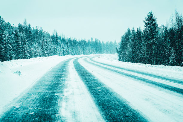 寒冬结冰道路与车辆