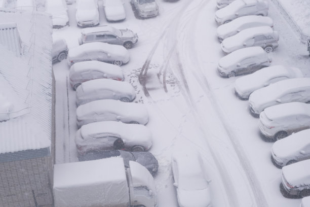 大雪覆盖的汽车