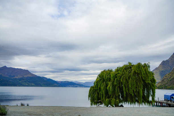 海滨小镇雨后风景