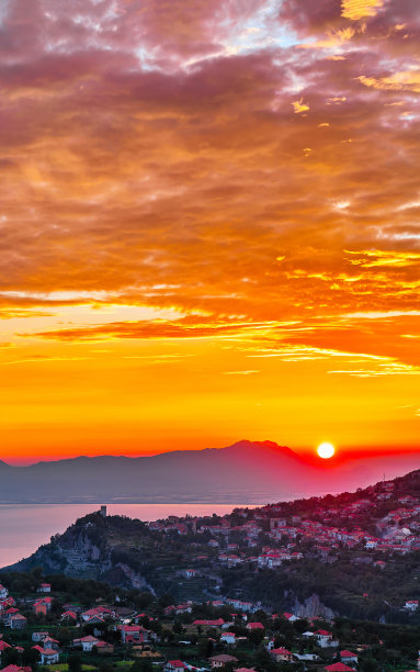 夕阳下的大山风景