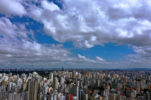 城市道路和现代建筑群背景