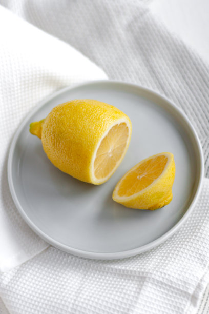 桌子上的柠檬特写