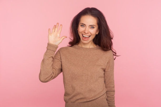 友善姿态张开双手微笑迎接你