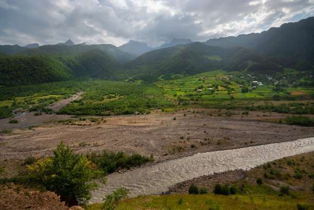 田园诗般的山间溪流风景