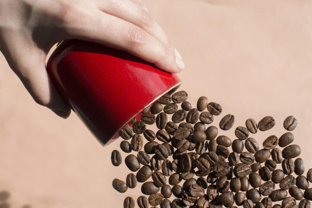 飞溅的咖啡咖啡豆
