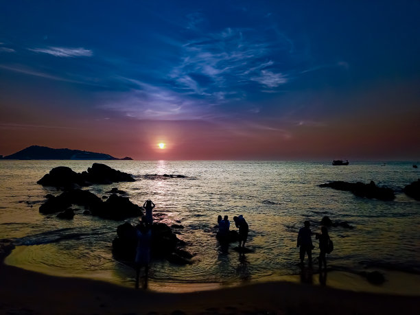 夕阳下的普吉岛海边
