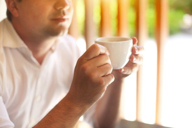 手握茶杯