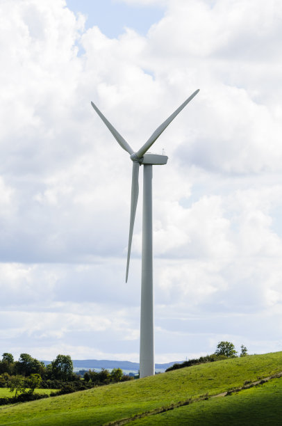 田野上的风力发电设备