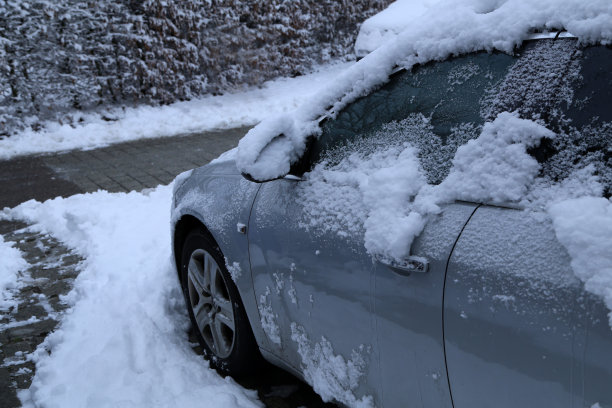 大雪覆盖的汽车