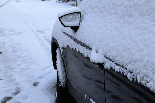 大雪覆盖的汽车