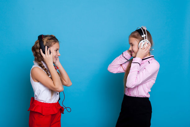 女孩子用耳机听音乐