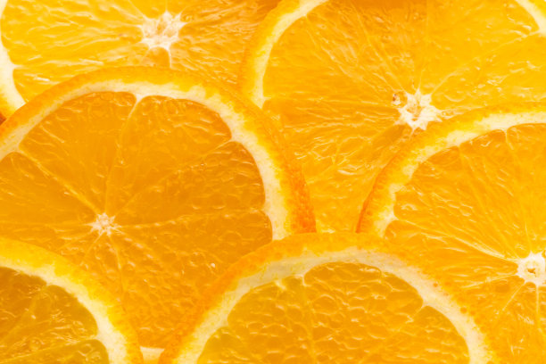 新鲜橙子在白色背景上
