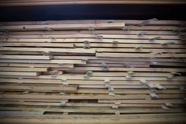 室外堆放的木材