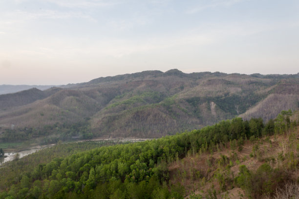 晨光中的山野