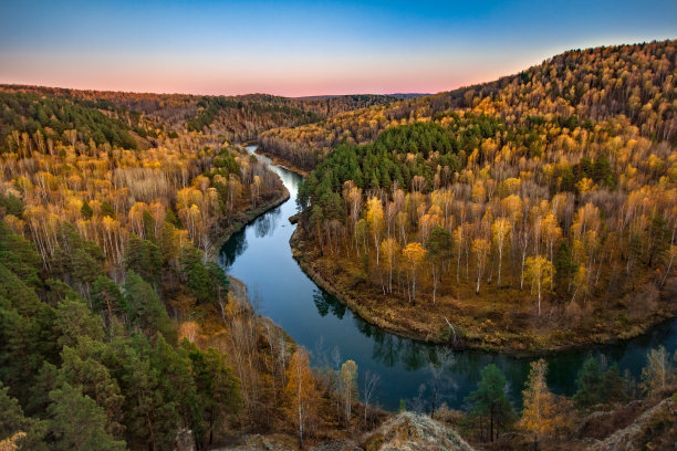 秋季河流森林俯拍