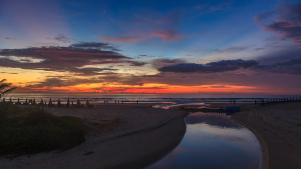 夕阳下的普吉岛海边