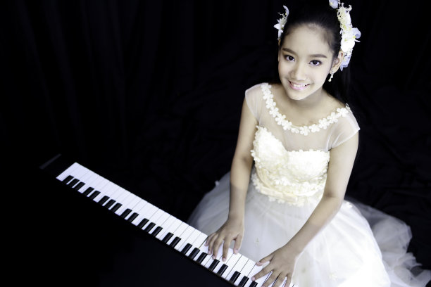 弹钢琴的女孩