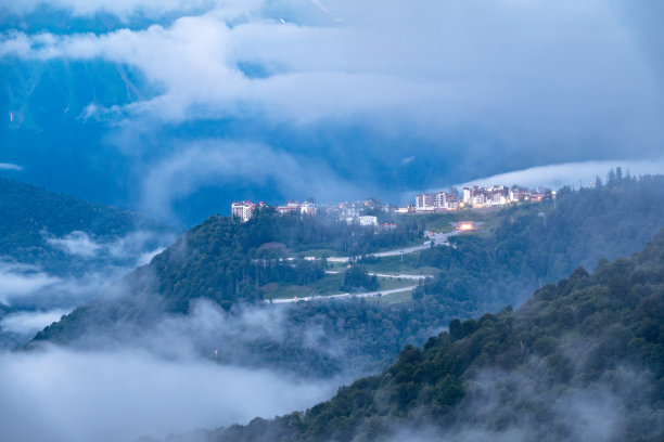 清晨云雾缭绕的村庄与高山
