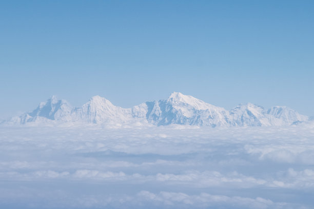 飞机上航拍雪山