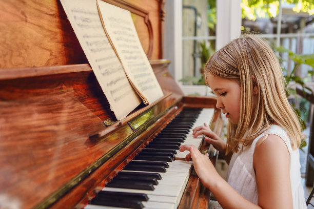弹钢琴的小女孩