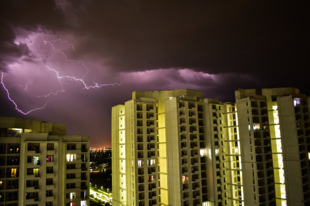 雨中 城市夜景