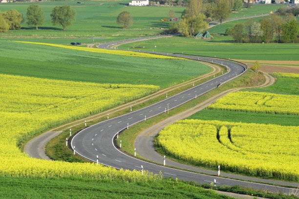 乡间弯曲公路