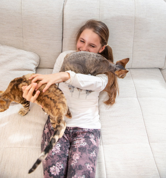 可爱猫咪小女孩