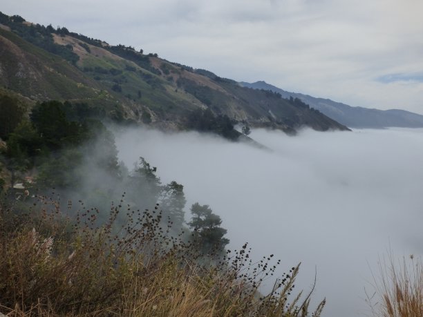 浓雾中的山区高速