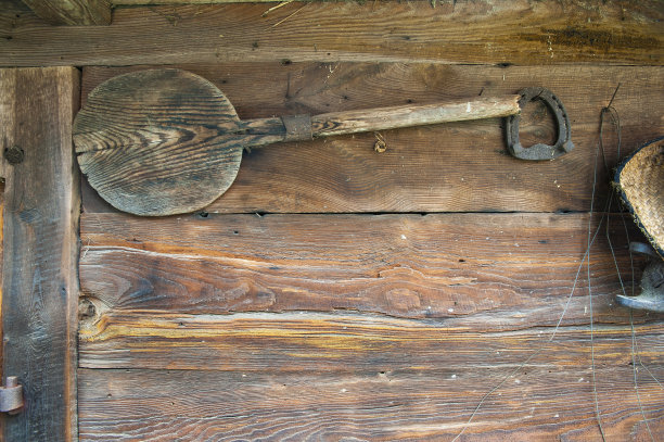 木制背景上的古董勺子