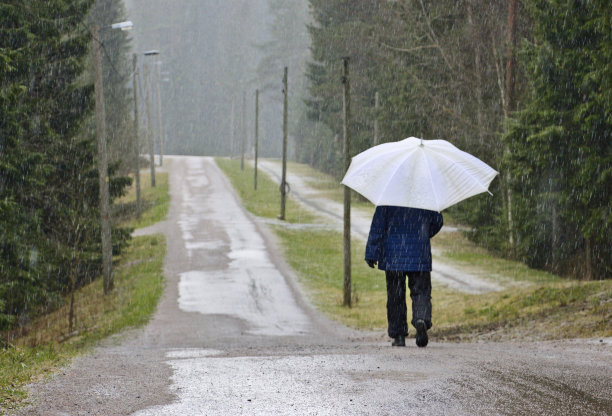 行走在雪地中的人