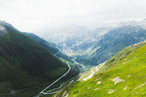 航拍山间的公路