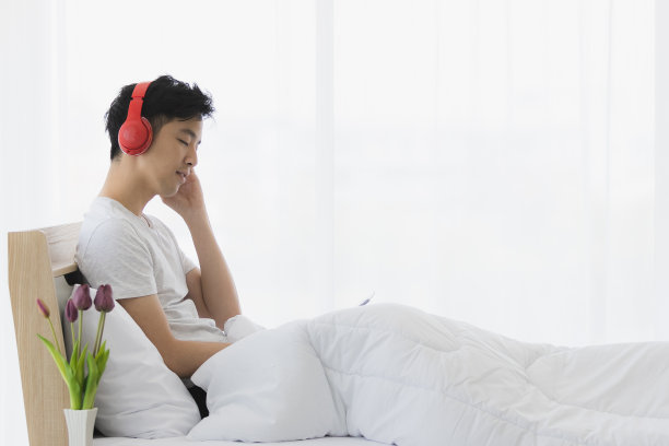 男人躺着听音乐