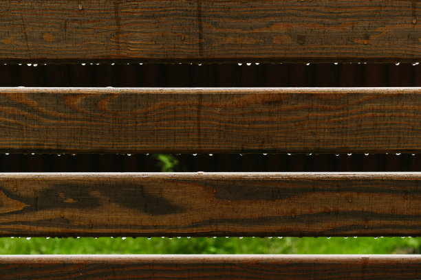 雨后公园长椅上的水珠