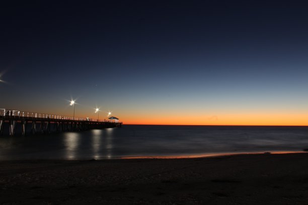 夕阳下的海滨小镇风景