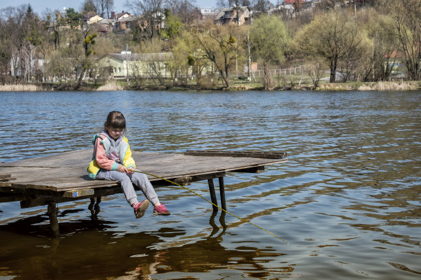 坐在湖边的少女