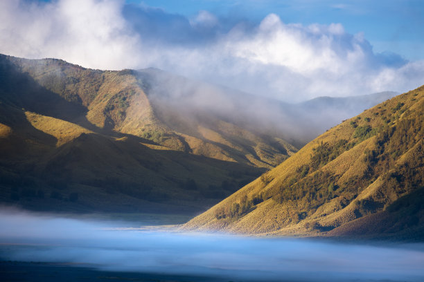 山川云雾缭绕美丽自然风光