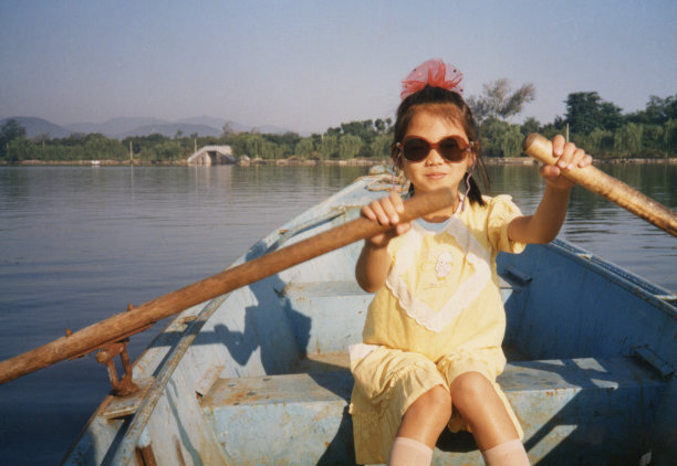 女孩划船