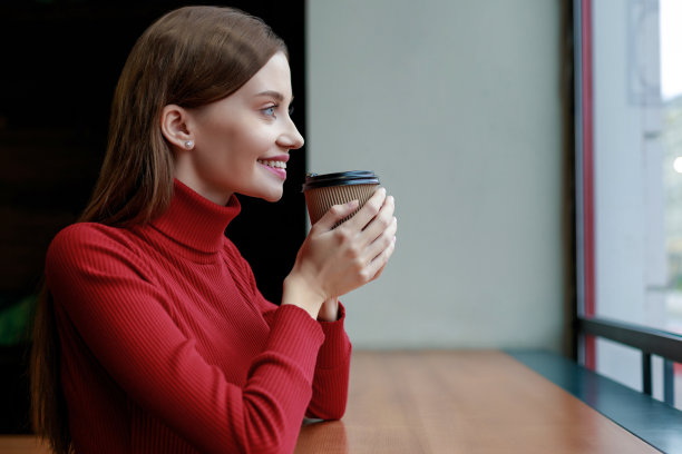微笑着喝着咖啡的女人