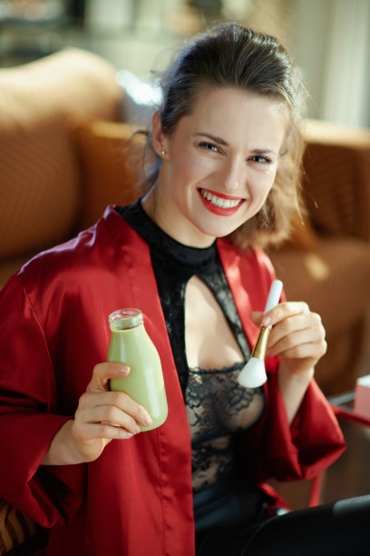 女人喝酸奶