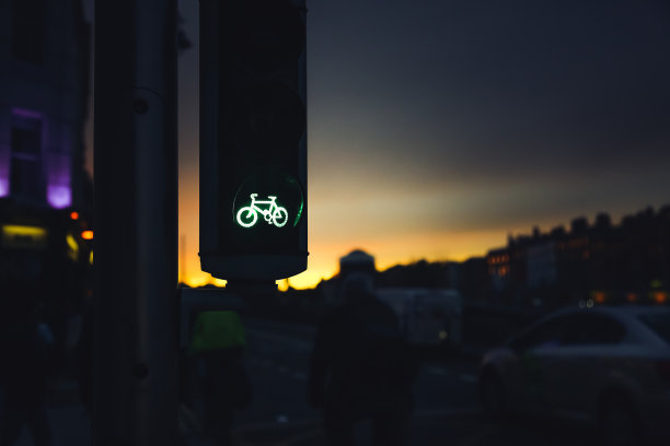 傍晚路上骑自行车的人