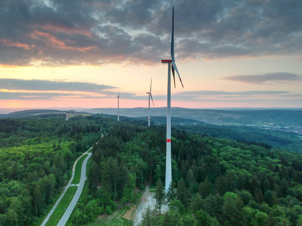 新能源环保低碳风力发电机夕阳