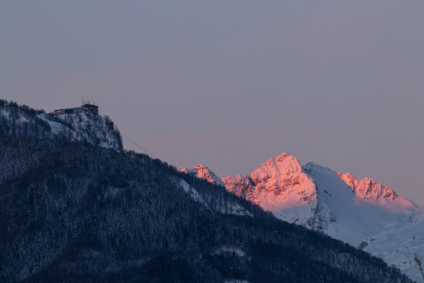 滑雪场山顶日落