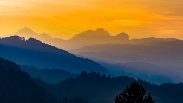 夕阳下的大山风景