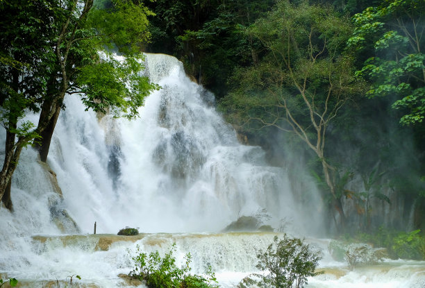 瀑布流水自然景观