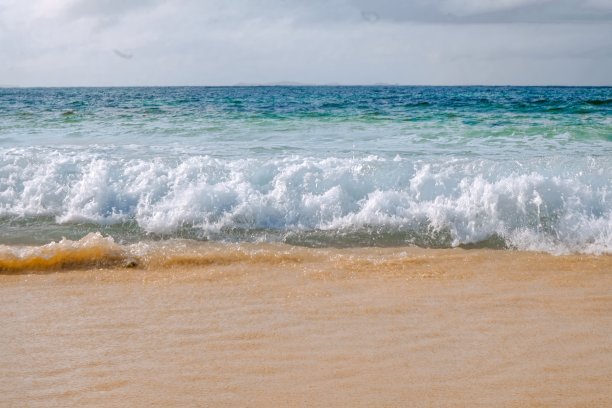 航拍大海沙滩浪花背景素材