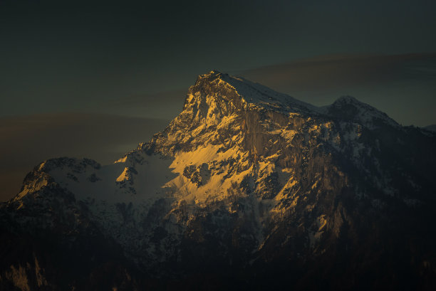 冬季雪山清晨