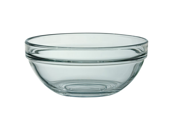 白色背景上的空玻璃碗
